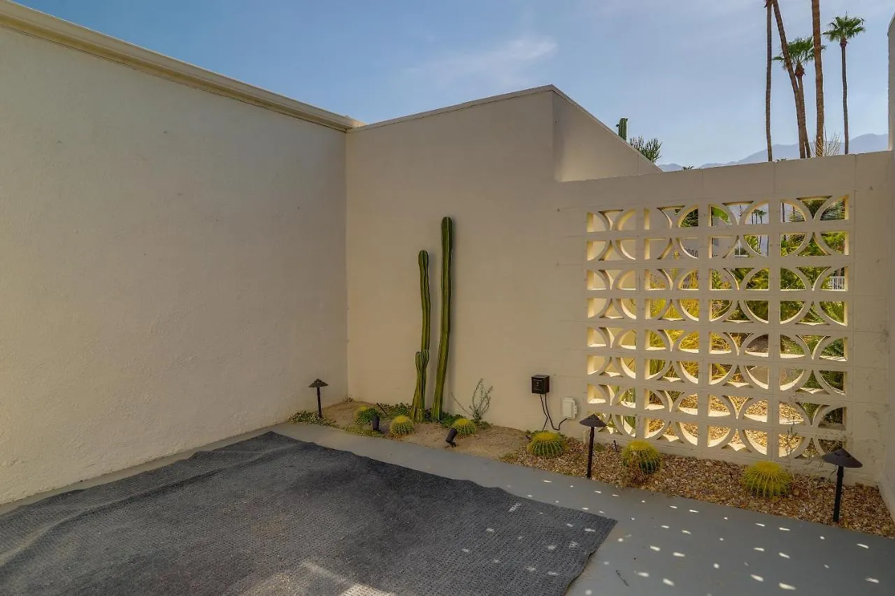 Sunny Palm Springs Townhome With Pool Access! 0*,  USA