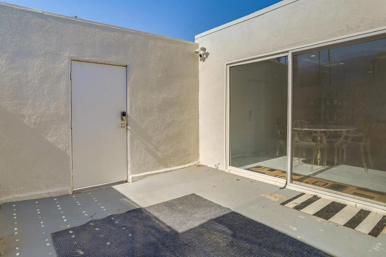 Sunny Palm Springs Townhome With Pool Access! بيت للعطل
