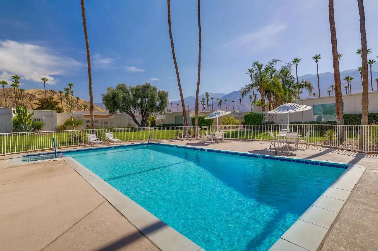 Sunny Palm Springs Townhome With Pool Access! بيت للعطل